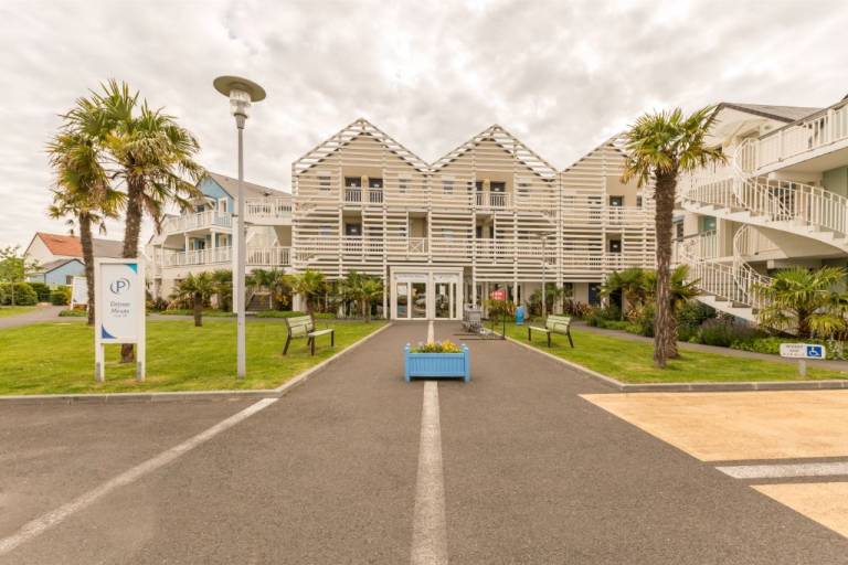 Vacation home with pool — photo 3