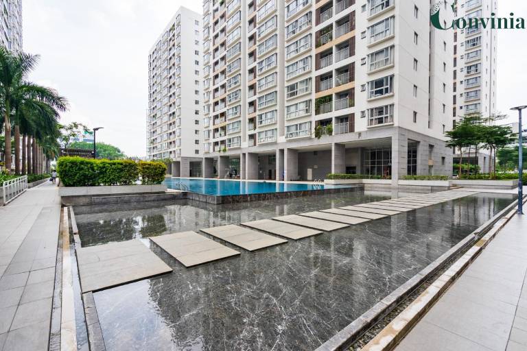 Family-friendly ample serviced apartment with pool & patio | Pet-friendly — photo 4