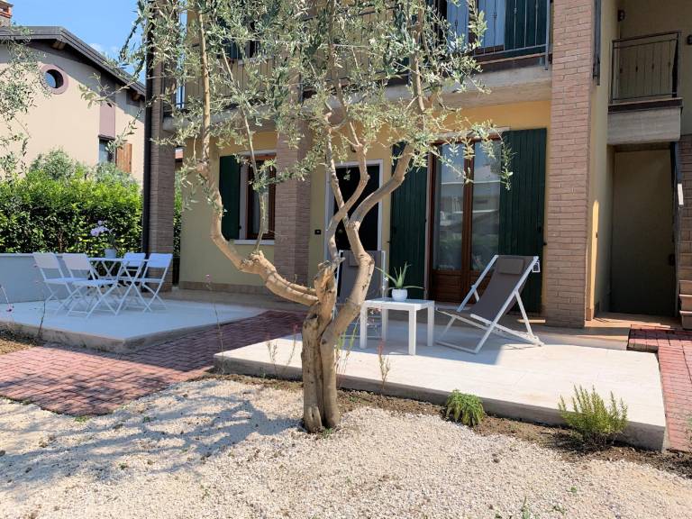 Rental apartment with patio in Desenzano del Garda