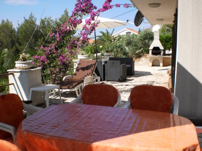 Rental apartment with terrace & barbecue — photo 2