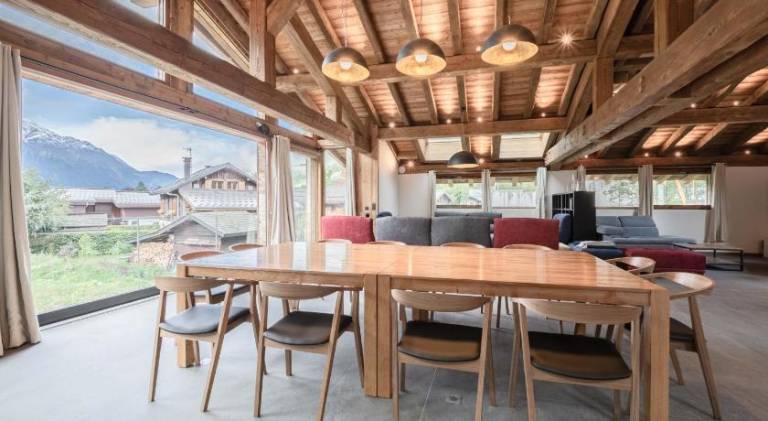 Chalet with hot tub — photo 4