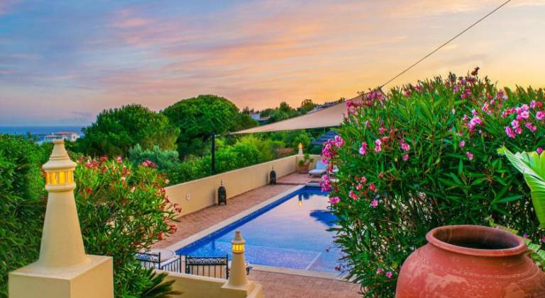 Vacation home with pool, patio & garden in Loulé