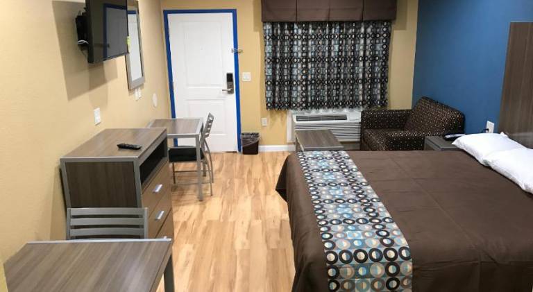 Deluxe Inn & Suites - Baytown — photo 2