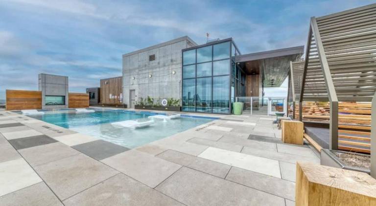 House with pool — photo 5