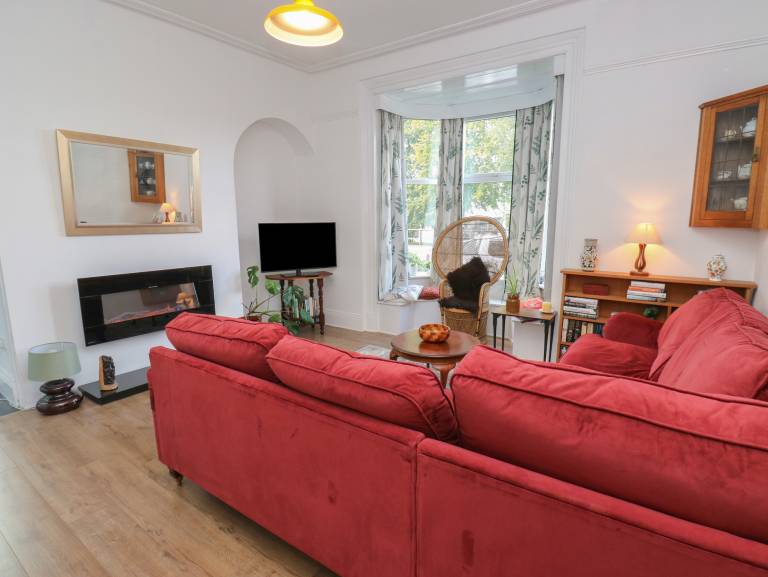 Family-oriented cottage with yard & barbeque | Pets allowed — photo 3