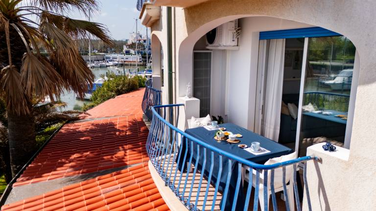 Apartment with pool & patio | Sea view — photo 3