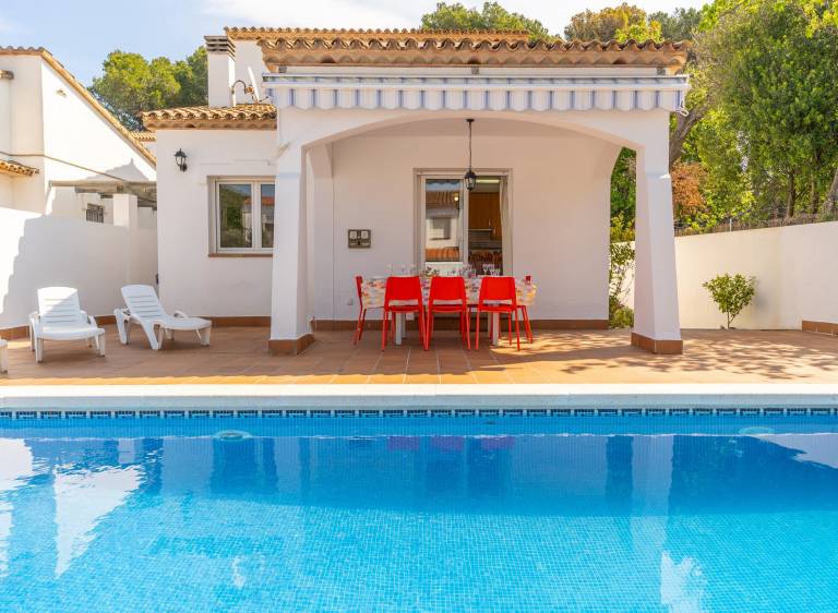 Fully equipped nice villa with patio, garden & grill | Pets are welcome — photo 2