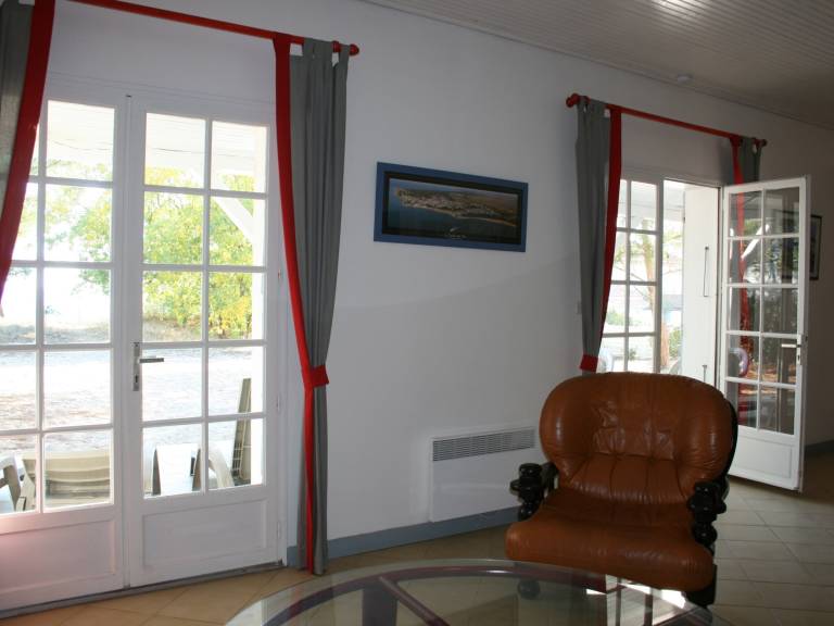 Fully equipped wonderful vacation home with BBQ & yard | Beach nearby | Pets allowed — photo 2