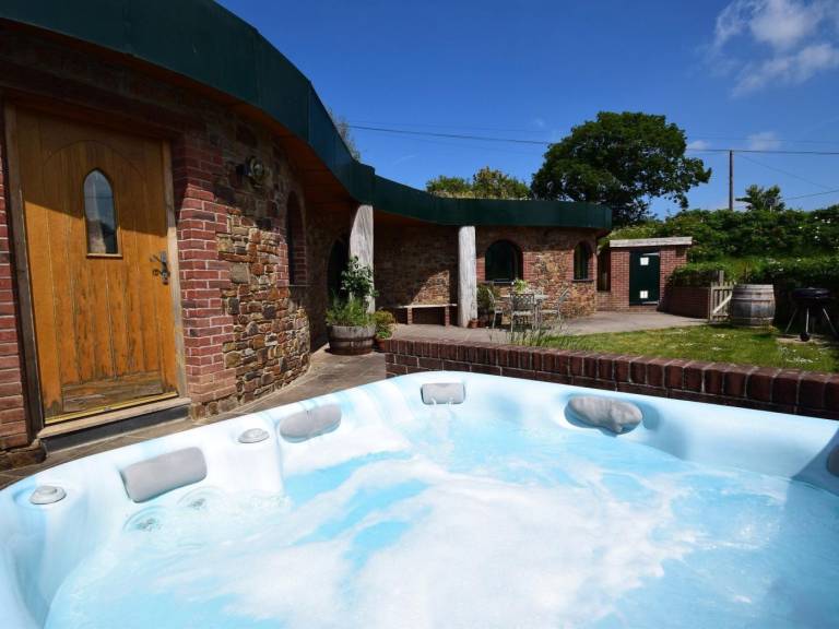 Cottage with yard & hot tub — photo 3