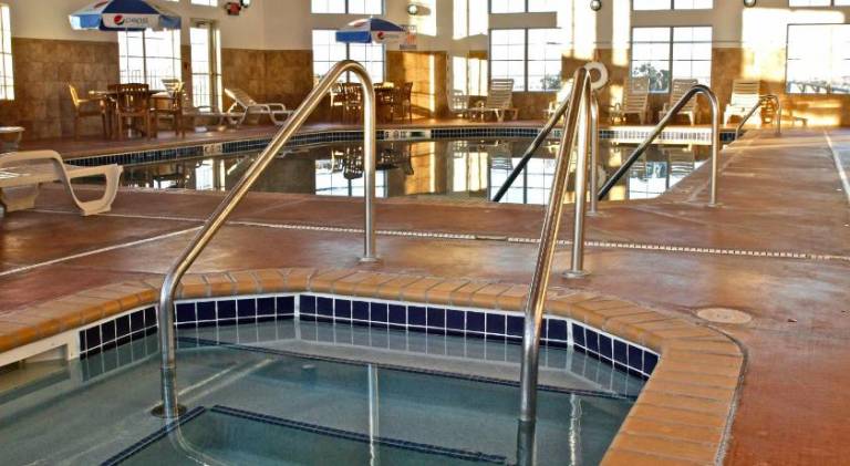 Pleasant lodge with terrace, hot tub & pool | Pets allowed — photo 3