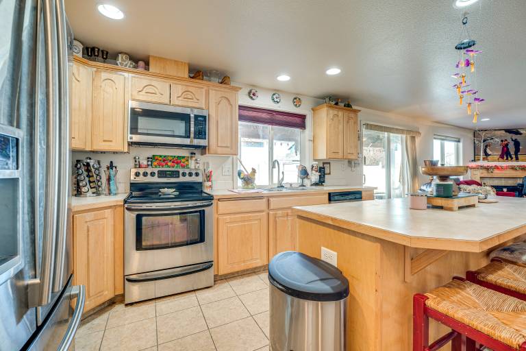 1 Mi to Moses Lake: Home w/ Private Yard & Hot Tub — photo 3