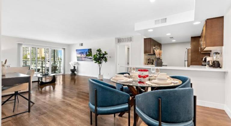 Serenity Over the Sails - A 2-Bedroom Escape w Stunning Marina Views — photo 5