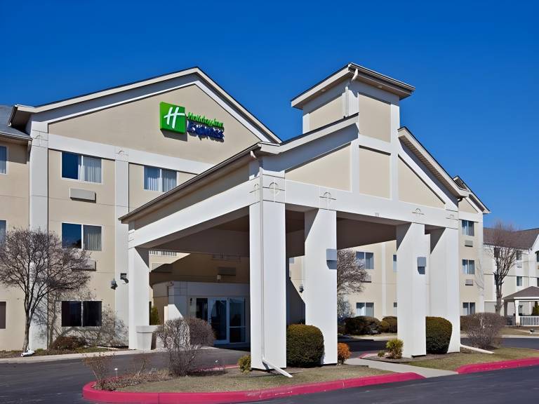 La Quinta Inn & Suites by Wyndham Elkhart in Elkhart, IN