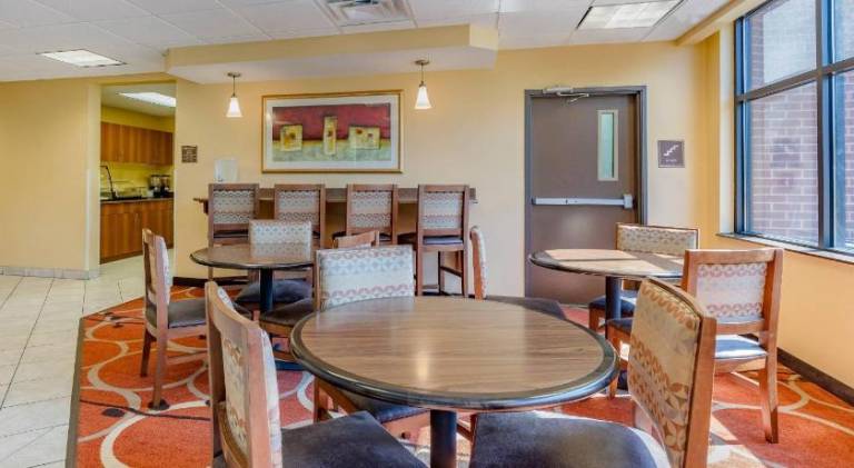 Econo Lodge Inn & Suites Des Moines Fairgrounds Area — photo 5