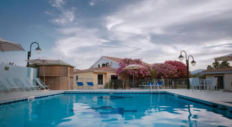 Beautiful apartment with patio, pool & yard | Pets are welcome — photo 2