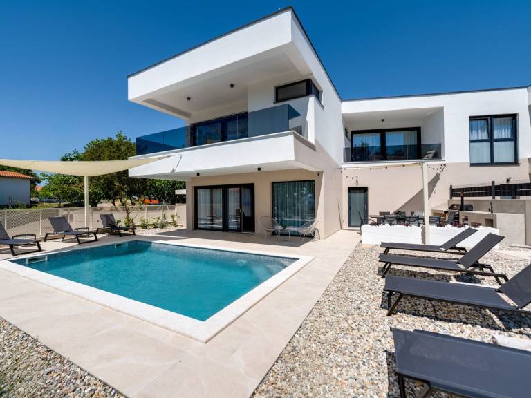 Vacation home with BBQ, yard & private pool — photo 3