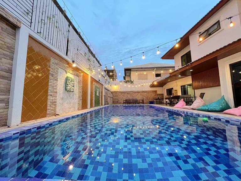 Villa with barbeque, garden & pool in Pattaya