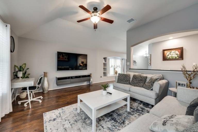 Family-oriented vacation home with yard & pool | Pet-friendly — photo 2