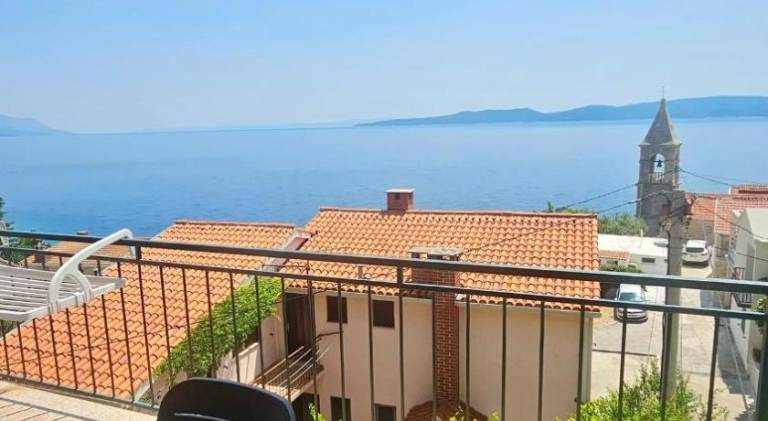 Apartment with terrace in Brela
