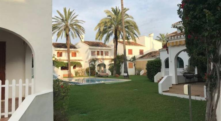 Vacation home with pool — photo 3