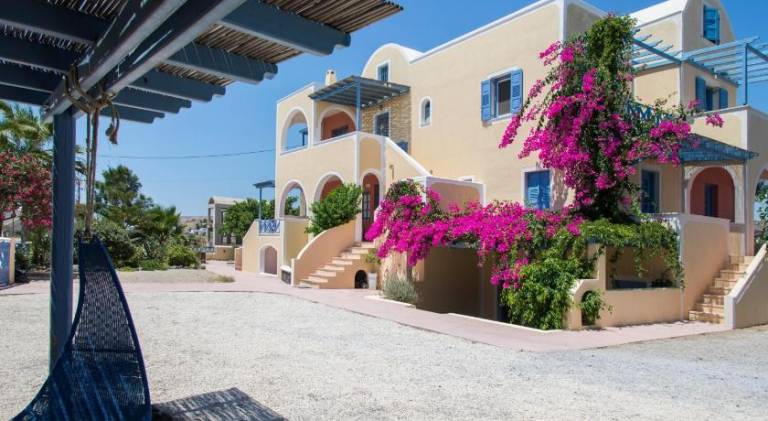 Holiday apartment with barbecue, yard & patio | Close to the beach | Pets are welcome in Santorini