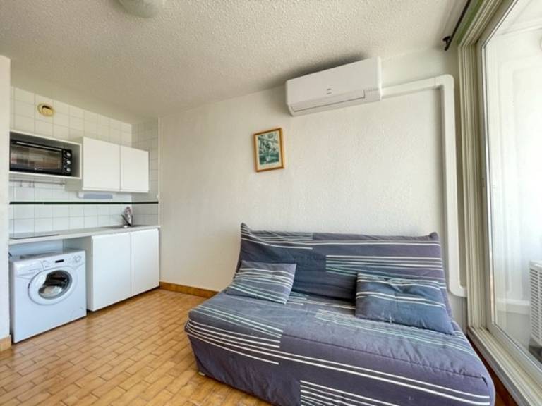 Beachfront studio cabin with air conditioning and private parking in Sète — photo 5