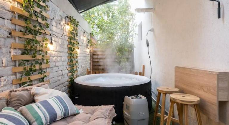 Apartment with pool & hot tub | Close to University Square — photo 3