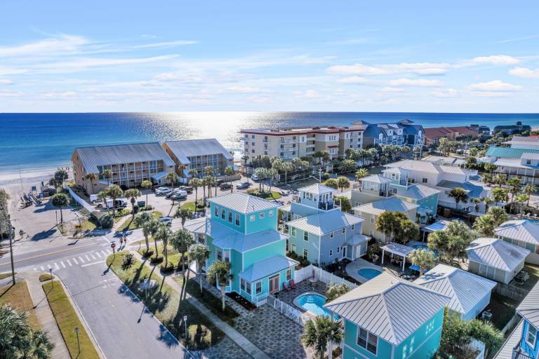 Family-oriented beautiful vacation home with patio | Beach view | Pets are welcome in Destin, FL