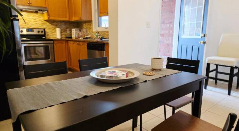 Semi Private Townhouse 3 Bedrooms 4 beds Free Parking Wifi Netflix