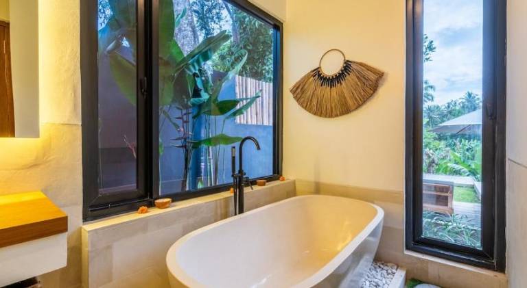 Villa with pool — photo 5