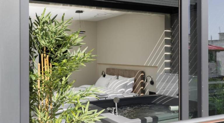 Ophelia Apartments by halu!, Luxury Apt with Hot Tub in Thessaloniki