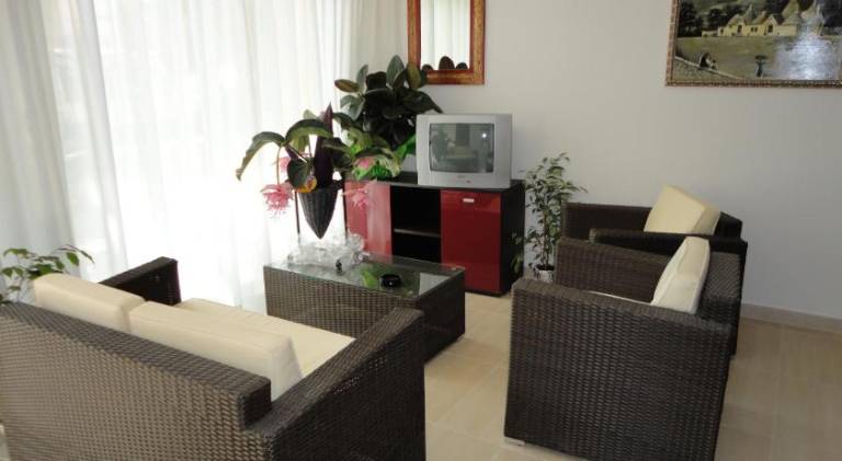 Serviced apartment with patio — photo 3