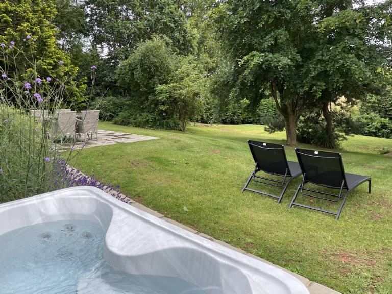 Cottage with jacuzzi & yard | Beach view — photo 5