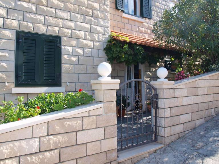 Apartment with yard & BBQ | Garden view — photo 4