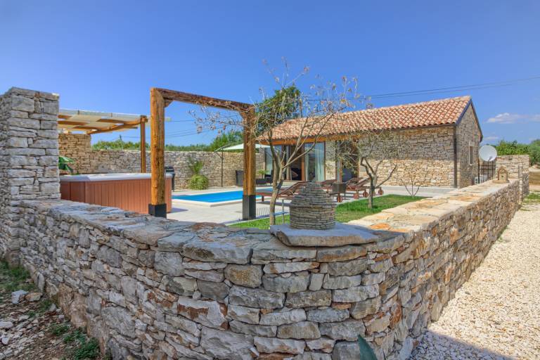 Villa with patio, barbeque & pool — photo 4