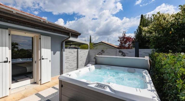Nice chalet with hot tub & pool | Dogs allowed — photo 4
