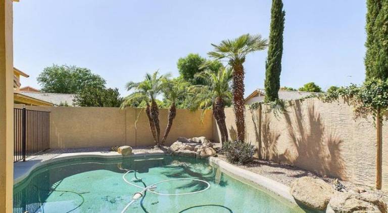 Vacation home with pool — photo 5