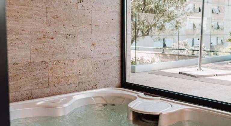 Beautiful rental apartment with pool & hot tub | Dogs allowed — photo 4