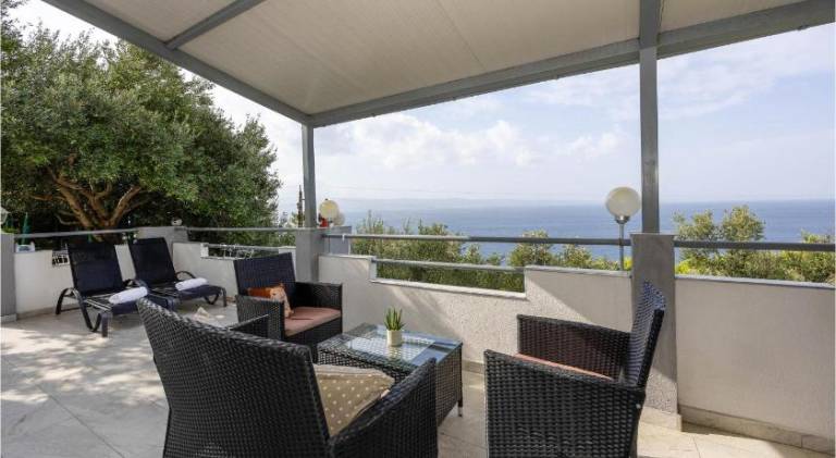 Vacation home with 1 room for 4 persons in Podstrana