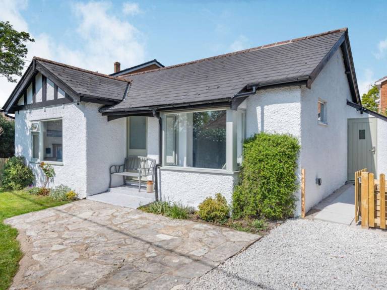 Fully equipped lovely vacation home with yard | Pet-friendly in Lymington