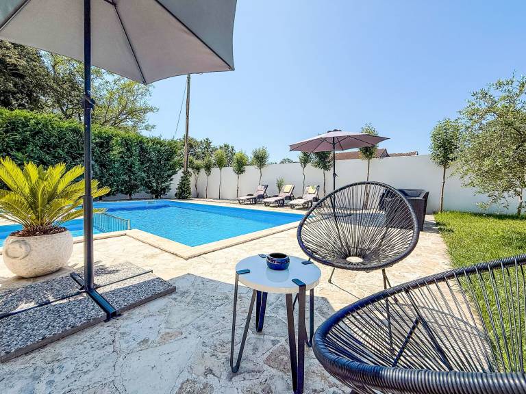 House with grill, yard & patio — photo 4