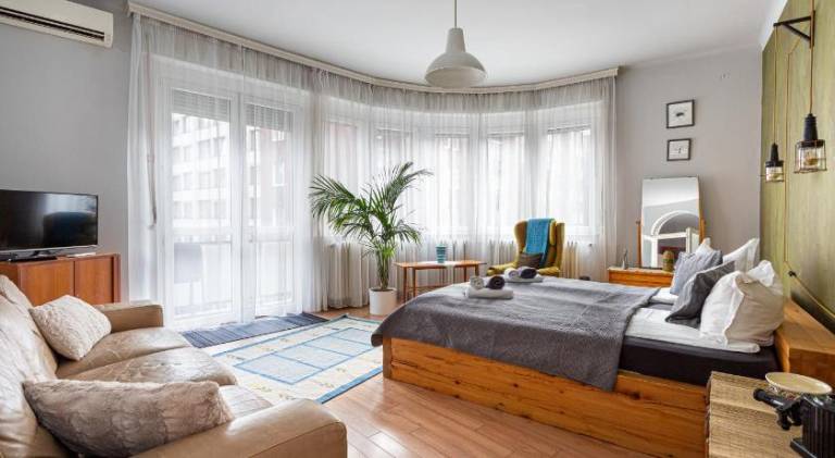 Fully equipped big apartment with BBQ, jacuzzi & terrace | Near St. Stephen's Basilica | Good for workation | Pets are welcome in Budapest