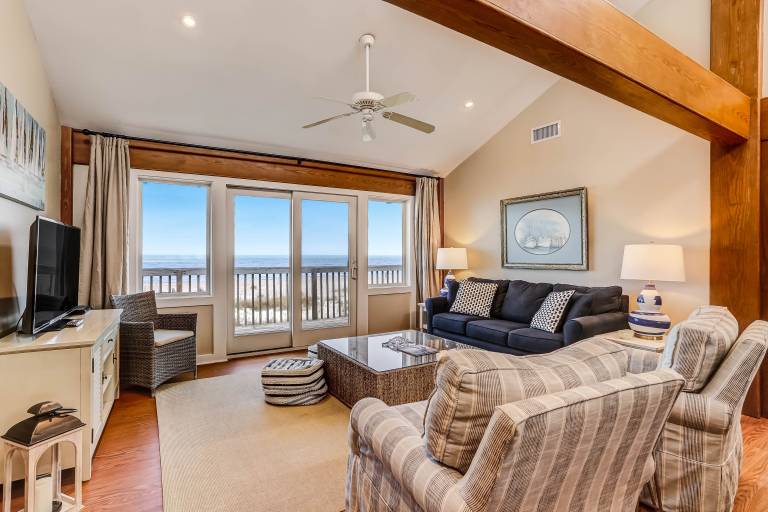 Bring your dog on vacation to this oceanfront house. Amazing views and lots of parking. — photo 2