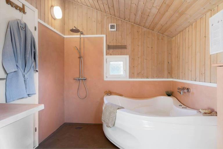 Vacation home with sauna, hot tub & barbecue — photo 3