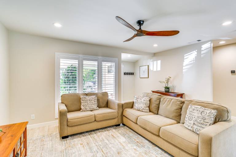 Walk to Park & Aquatic Center: Airy Redding Home! — photo 5
