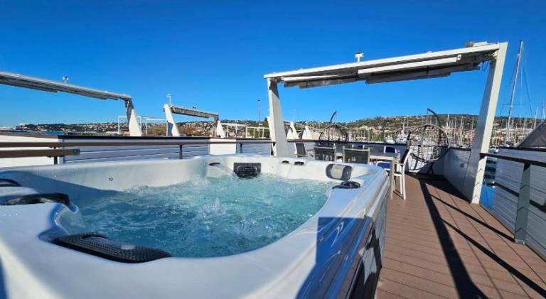House with jacuzzi & pool — photo 4