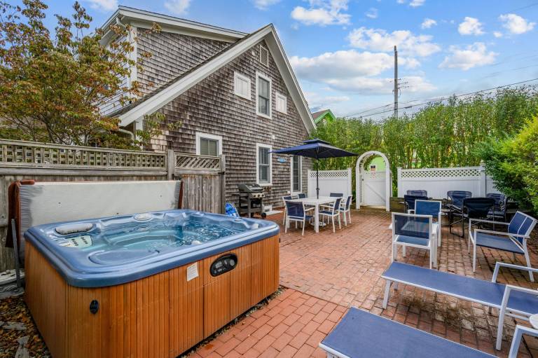 Walk to Beach and Town, Hot tub, Sleeps 8, Pet Friendly — photo 5