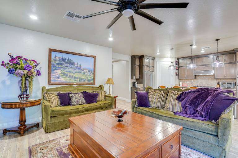 Gorgeous Henderson Home w Patio & Yard