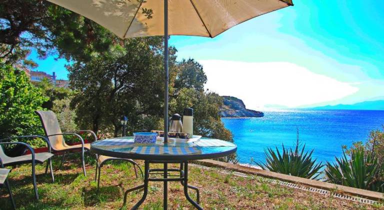 Rental apartment with yard, terrace & barbecue in Kavala