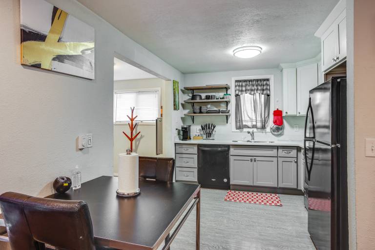 3 Mi to Dtwn Tacoma: Pet-Friendly Home — photo 2